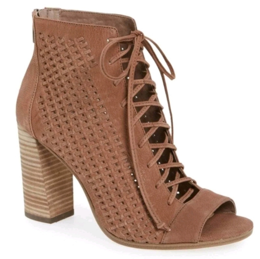NWT In Box VINCE CAMUTO Kevina leather Heels